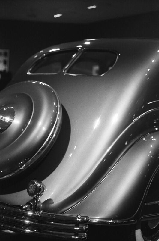 Schwarz-Weiss Fotografie des Chrysler Airflows